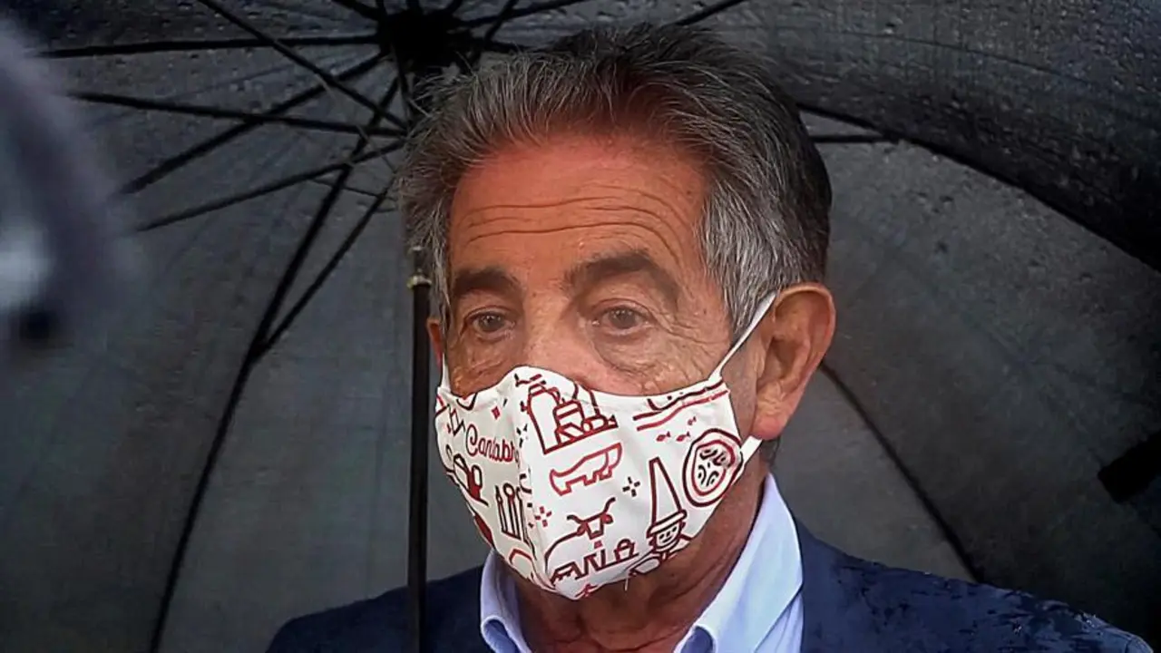 El presidente de Cantabria, Miguel &Aacute;ngel Revilla, espera que en la conferencia de presidentes del 4 de septiembre se hable "menos de la pandemia y el virus" y m&aacute;s de "inyecciones econ&oacute;micas" y ha pedido que "con rapidez" se habiliten mecanismos para hacer frente a la "emergencia econ&oacute;mica que va a tener el pa&iacute;s".Revilla ha insistido en rechazar cualquier tipo de confinamiento, como en los inicios de la pandemia, cree que el recorrido ahora es "irreversible", aunque haya "rebrotes" y el virus est&eacute; "con nosotros", y ha a&ntilde;adido que el objetivo es contar con las vacunas necesarias cuando se tengan "a finales de a&ntilde;o". EFE/ROM&Aacute;N G. AGUILERA