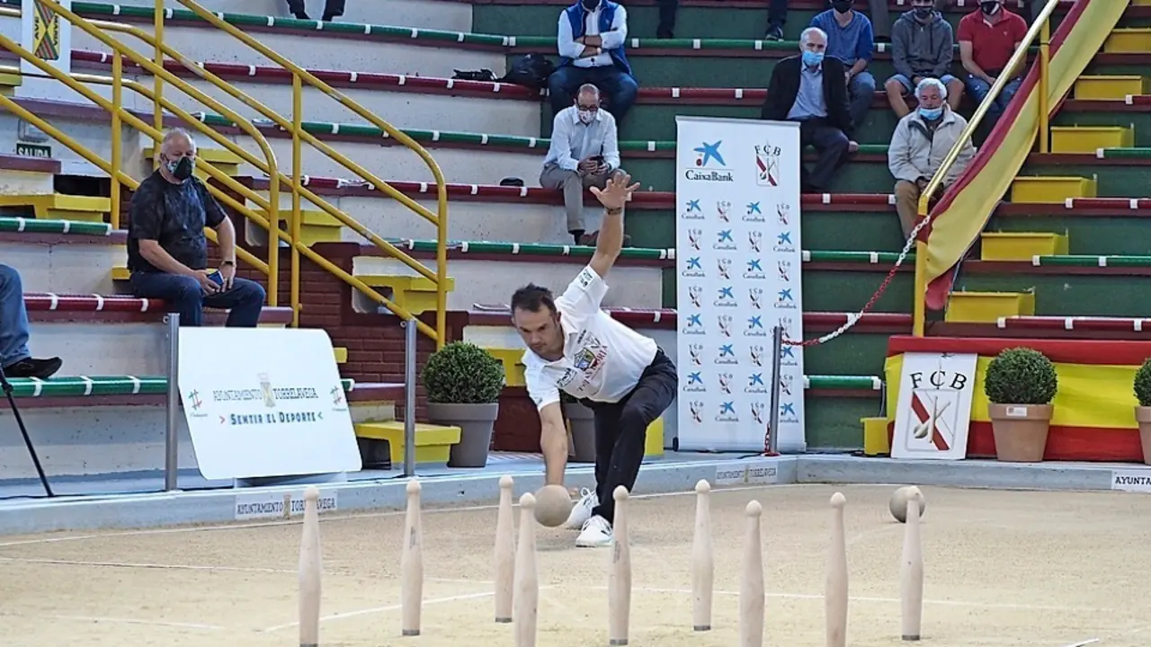 &Oacute;scar Gonz&aacute;lez birlando ayer en la Severino Prieto de Torrelavega. / Juan