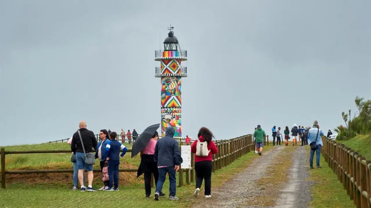 Decenas de personas acuden a la inauguraci&oacute;n del Faro de Ajo, redecorado por el artista c&aacute;ntabro Okuda, en la localidad c&aacute;ntabra. / Rom&aacute;n G. Aguilera