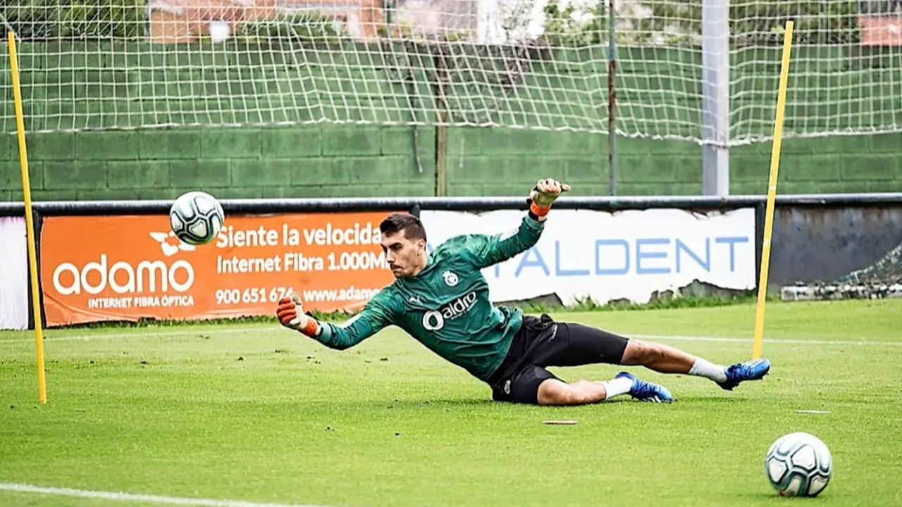 Lucas D&iacute;az, entrenando en las instalaciones Nando Yosu. / alerta