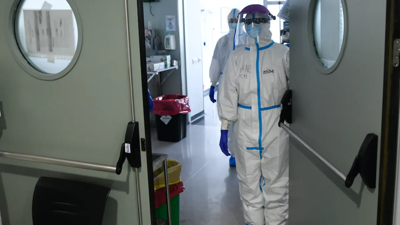 Una sanitario abre la puerta en la zona UCI del Hospital Marqu&eacute;s de Valdecilla. / HARDY