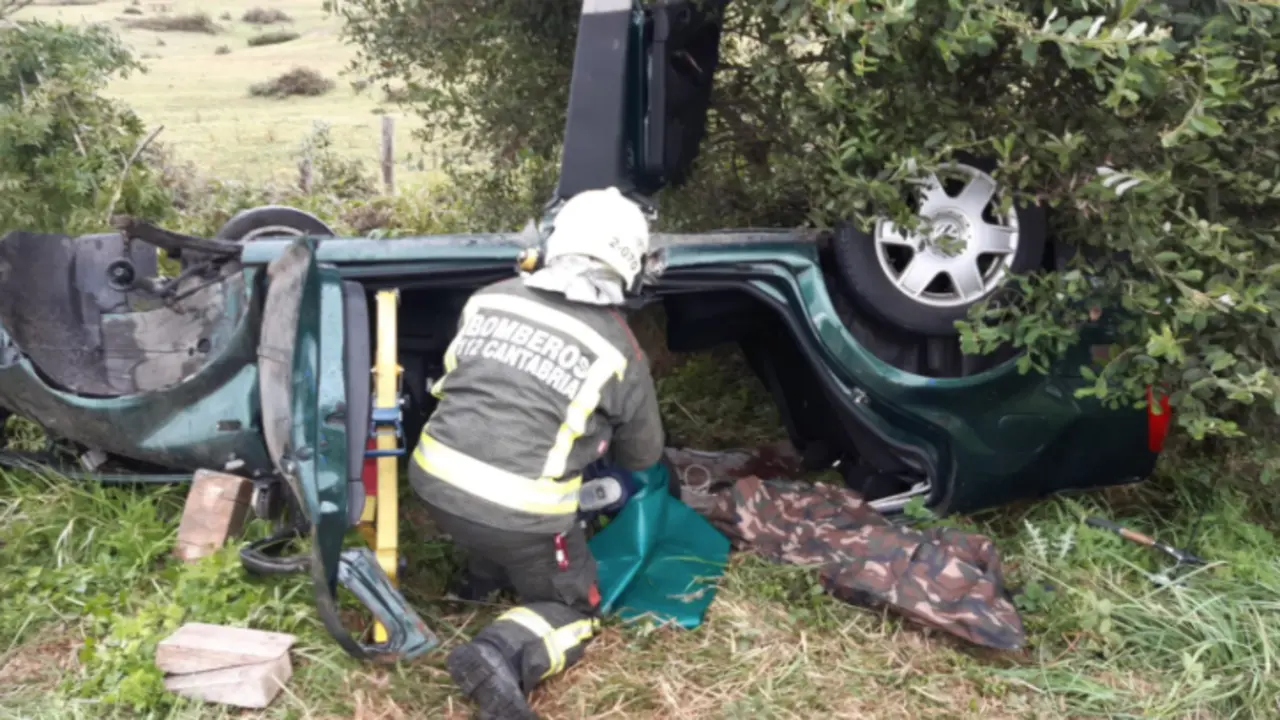 Bomberos 
del 112Cantabria
 excarcelan a 2 ocupantes y 
061Cantabria
 traslada al herido de 18 grave al 
 Hospital Marqu&eacute;s de Valdecilla.