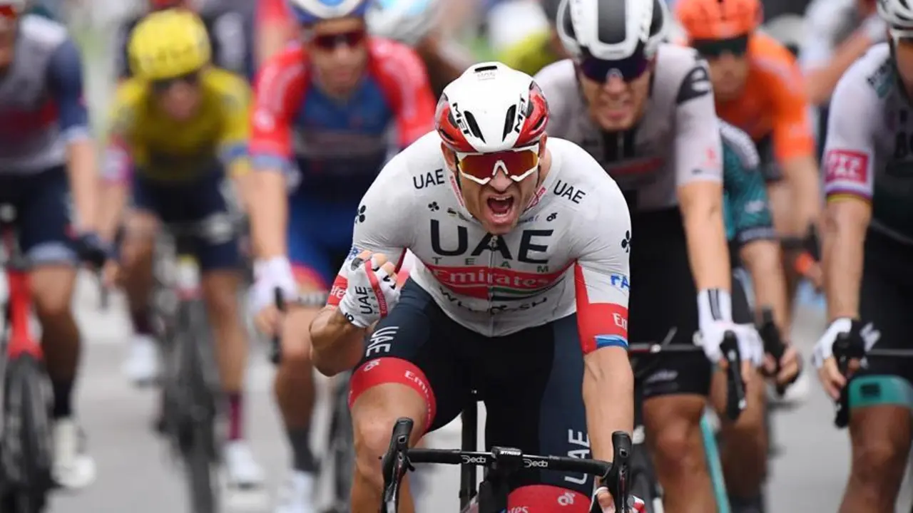 El piloto noruego Alexander Kristoff (C) del UAE-Team Emirates celebra mientras cruza la l&iacute;nea de meta para ganar la primera etapa del Tour de Francia en 156 km en Niza, Francia, el 29 de agosto de 2020. (Ciclismo, Francia, Niza) EFE / EPA / Stuart Franklin / Piscina