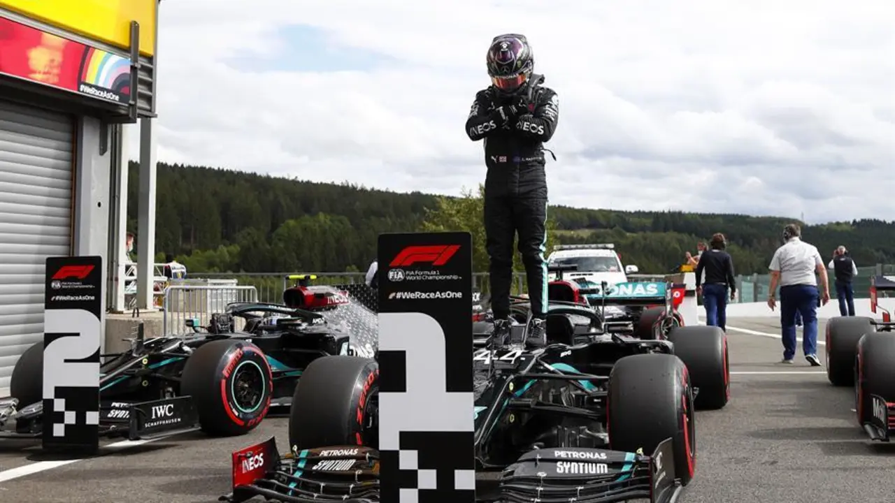El piloto brit&aacute;nico de F&oacute;rmula 1 Lewis Hamilton de Mercedes-AMG Petronas reacciona despu&eacute;s de obtener la pole position durante la sesi&oacute;n de clasificaci&oacute;n en la pista de carreras de Spa-Francorchamps en Stavelot, B&eacute;lgica, el 29 de agosto de 2020. El Gran Premio de F&oacute;rmula Uno de B&eacute;lgica 2020 tendr&aacute; lugar el 30 Agosto 2020. (F&oacute;rmula Uno, B&eacute;lgica) EFE / EPA / Francois Lenoir / Pool