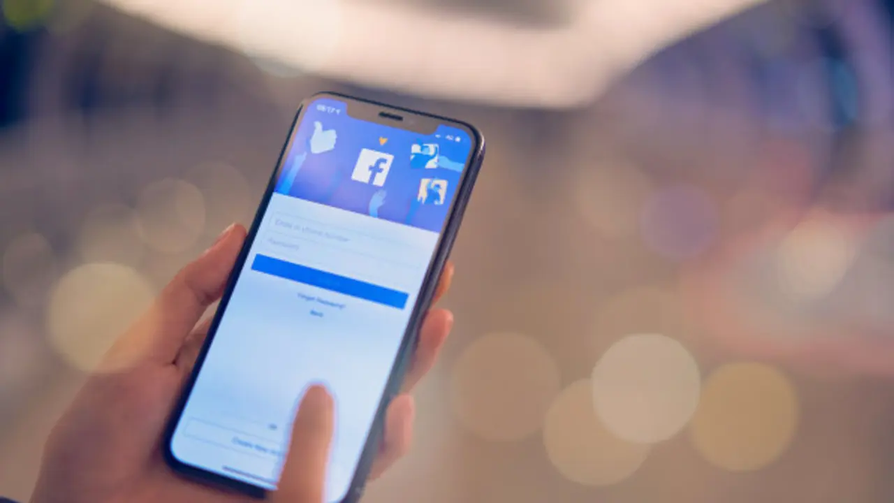 Movil con redes sociales.