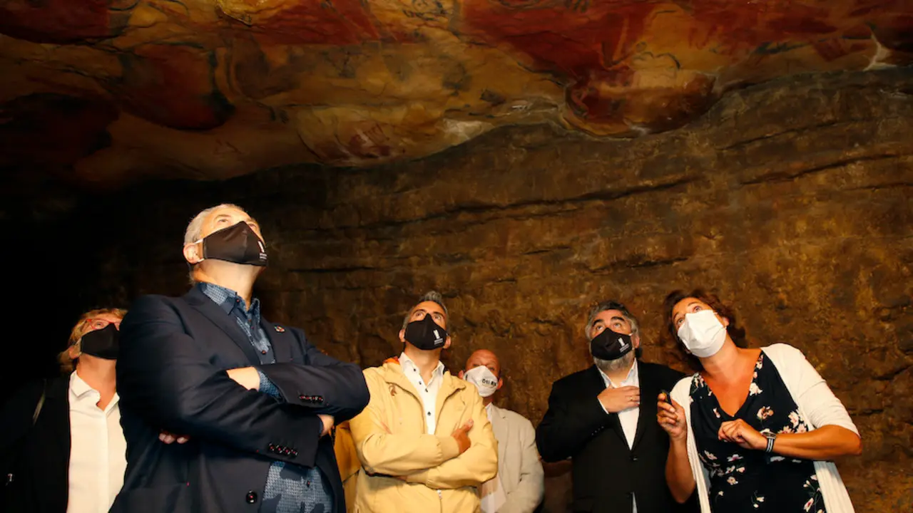 El vicepresidente y consejero de Universidades, Igualdad, Cultura y Deporte, Pablo Zuloaga, y el ministro de Cultura y Deporte, Jos&eacute; Manuel Rodr&iacute;guez Uribes, visitan el Museo y la neocueva. / ALERTA