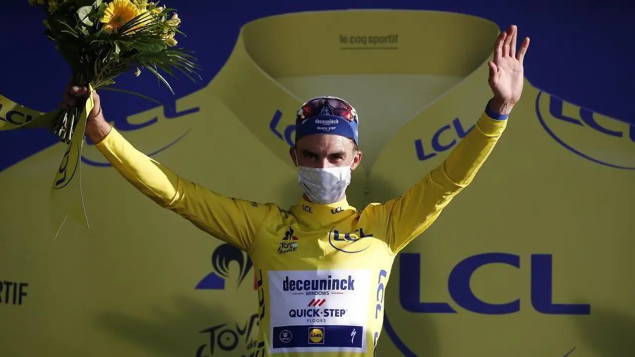 El ciclista franc&eacute;s Julian Alaphilippe del equipo Deceuninck Quick-Step celebra en el podio vistiendo el maillot amarillo de l&iacute;der general despu&eacute;s de ganar la segunda etapa de la 107a edici&oacute;n de la carrera ciclista del Tour de Francia en 186 km alrededor de Niza, Francia, 30 de agosto de 2020 (Ciclismo). , Francia, Niza) EFE / EPA / Sebastien Nogier / Pool