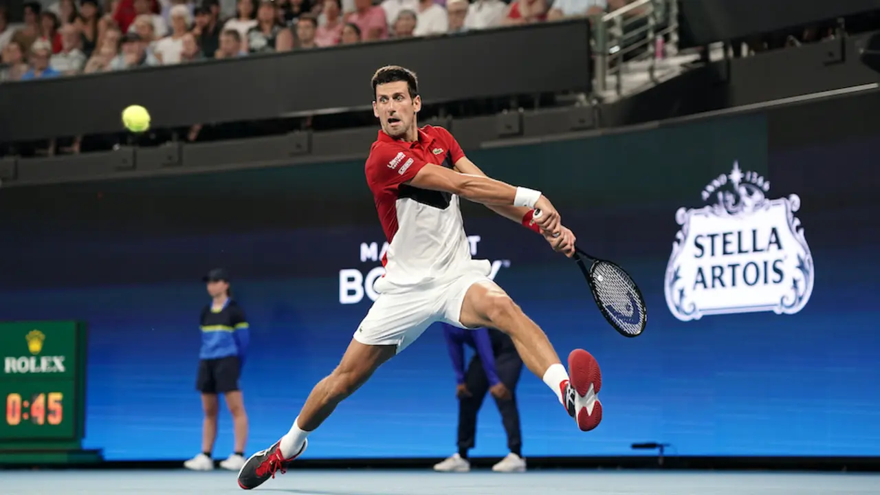 El tenista serbio Novak Djokovic en acci&oacute;n contra Kevin Anderson de Sud&aacute;frica durante el segundo d&iacute;a del partido de tenis individual del Grupo A de la Copa ATP 2020 en Pat Rafter Arena. Foto: Dave Hunt / AAP / dpa