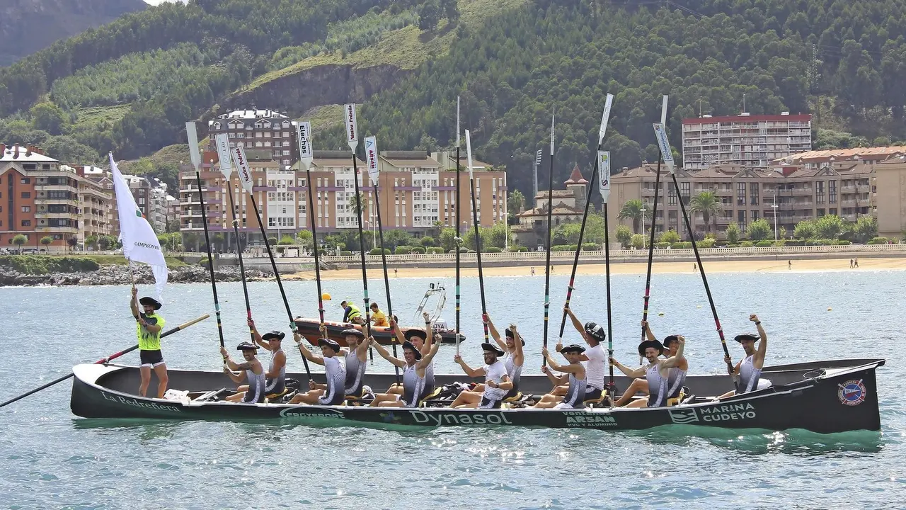 Los remeros de Pedre&ntilde;a celebran su proclamaci&oacute;n como campeones de la liga ARC 1 ayer en aguas de Castro.