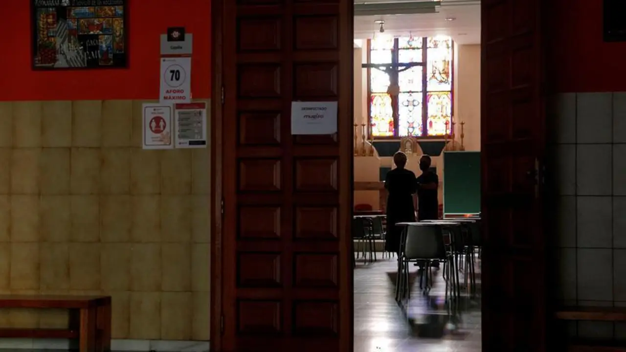 Miguel &Aacute;ngel Mora, director del colegio concertado Pio XII de Val&eacute;ncia, muestra la capilla del centro que ha sido reconvertido en aula de segundo de bachillerato. Colegios e institutos de la Comunitat Valenciana han tenido que adaptar r&aacute;pidamente algunas de sus dependencias, desde gimnasios y capillas hasta laboratorios, salones de actos y pasillos, para que sean aulas y comedores con garant&iacute;as sanitarias en la inminente "vuelta al cole". EFE/Manuel Bruque
