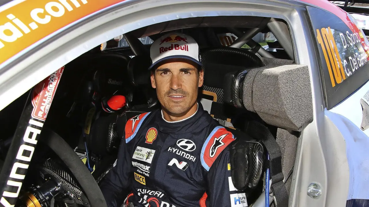 Dani Sordo a bordo de su veh&iacute;culo. / Alerta