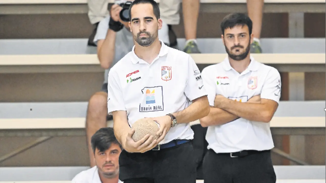 Gabriel Cagigas, concentrado en el tiro, bajo la atenta mirada de Carlos Gandarillas y Manuel Dom&iacute;nguez. / Hardy