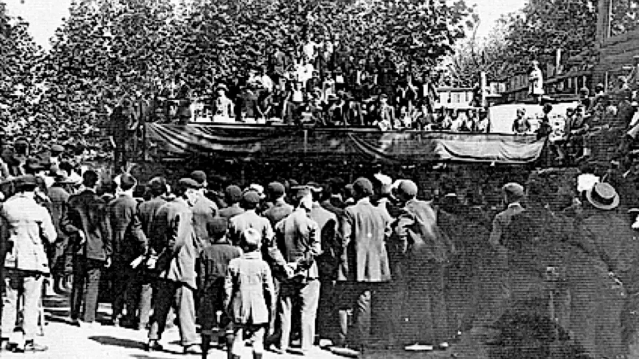 Ceremonia de entrega de premios y trofeos de los primeros campeonatos de la Federaci&oacute;n Bol&iacute;stica Monta&ntilde;esa, celebrados en Torrelavega en 1920.
