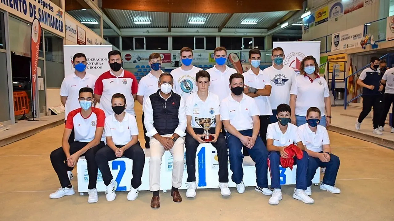 El flamante campe&oacute;n Mario Pell&oacute;n posa con todos los miembros de la organizaci&oacute;n del campeonato. / hoyos