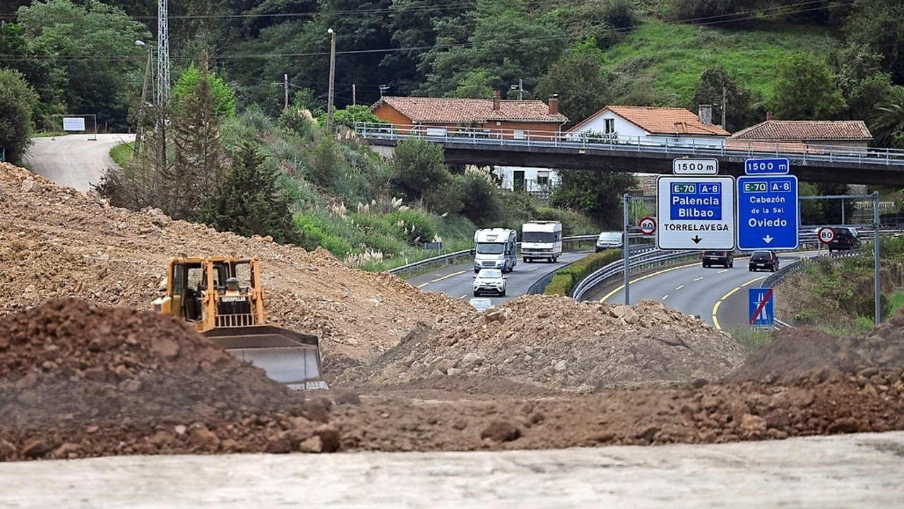 Varias maquinas trabajan en la ampliaci&oacute;n de la A-67 a la altura de la localidad c&aacute;ntabra de Torrelavega.EFE/Pedro Puente Hoyos