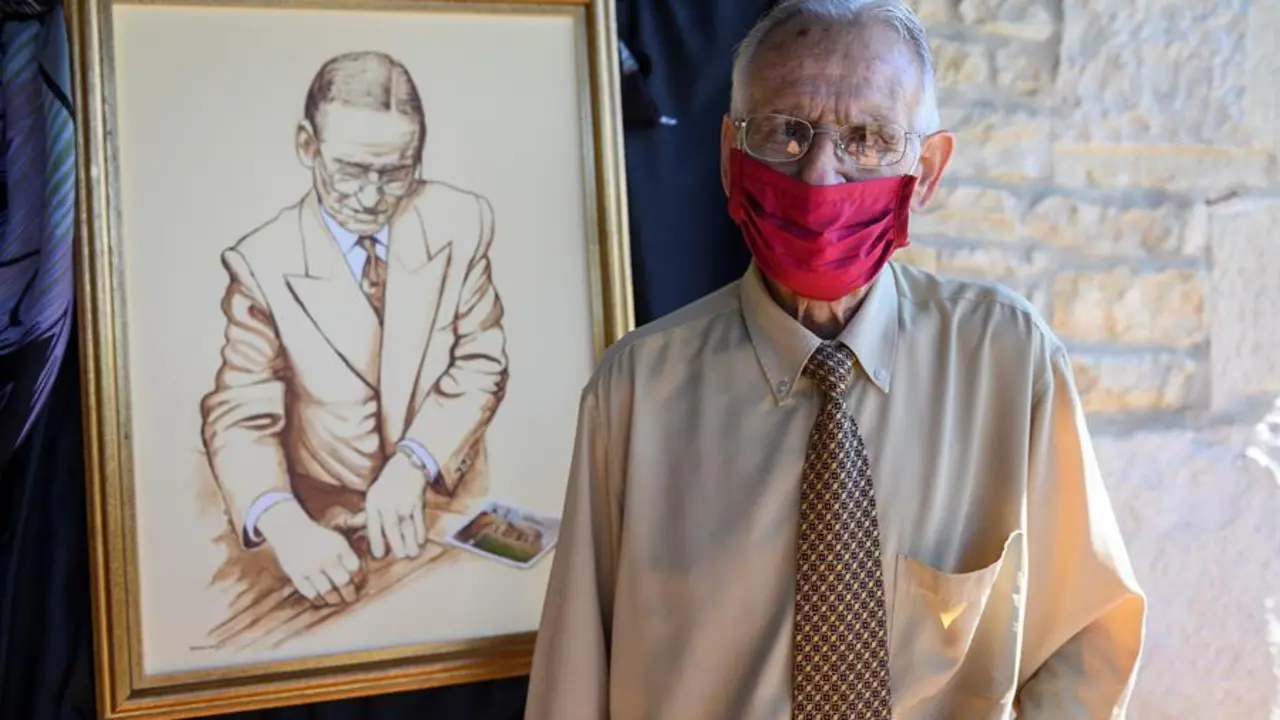 El sastre artesano Neftal&iacute; Herrero Marcos fue durante medio siglo uno de los sastres m&aacute;s reconocidos, legado que ahora se recupera en forma de museo impulsado en su casa familiar para mostrar una profesi&oacute;n artesana ejemplarizada en este salmantino de nacimiento que hizo historia en Cantabria. EFE/ Pedro Puente Hoyos