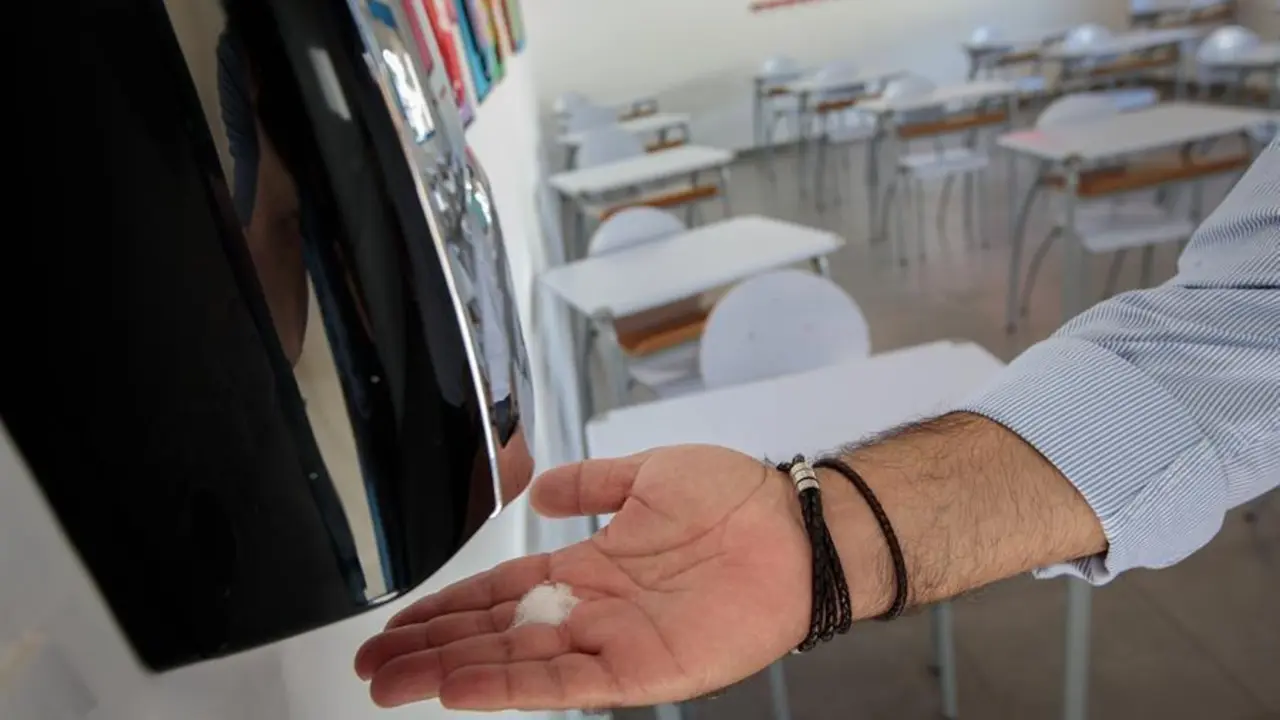 Los centros educativos tomar&aacute;n la temperatura al alumnado, personal docente, entre otras novedades para el inicio del cole. / EFE