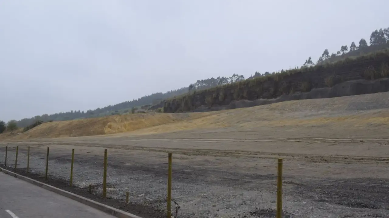 Vista de la esplanada que dej&oacute; la demolici&oacute;n de las 400 viviendas del Alto El Cuco, Pi&eacute;lagos.