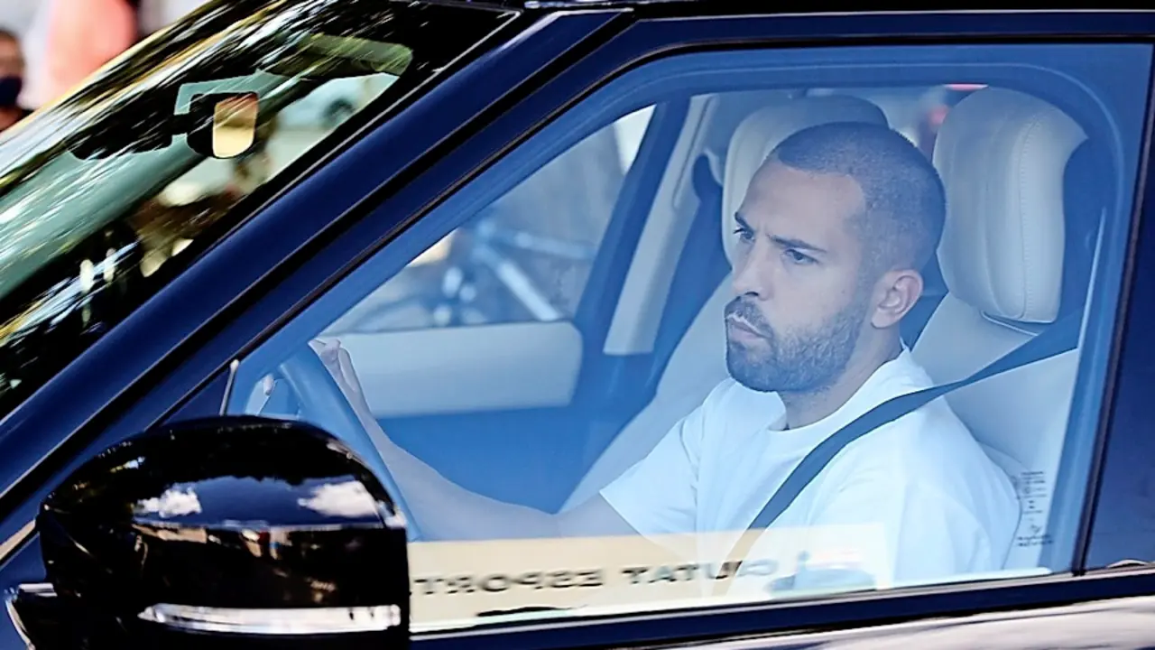 Jordi Alba, con rostro serio, llegando a la Ciudad Deportiva Joan Gamper. Arriba a la izquierda, el nuevo t&eacute;cnico Ronald Koeman, ya dirigi&oacute; ayer el primer entrenamiento del FC Barcelona. / EFE