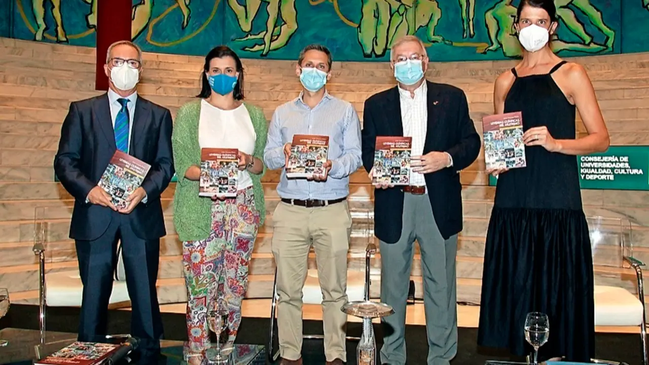 Juan Carlos de la Fuente, presentador del acto, Gema Igual, Mario Iglesias, Juan Antonio Prieto y Ruth Beitia con el libro en sus manos. / Hardy