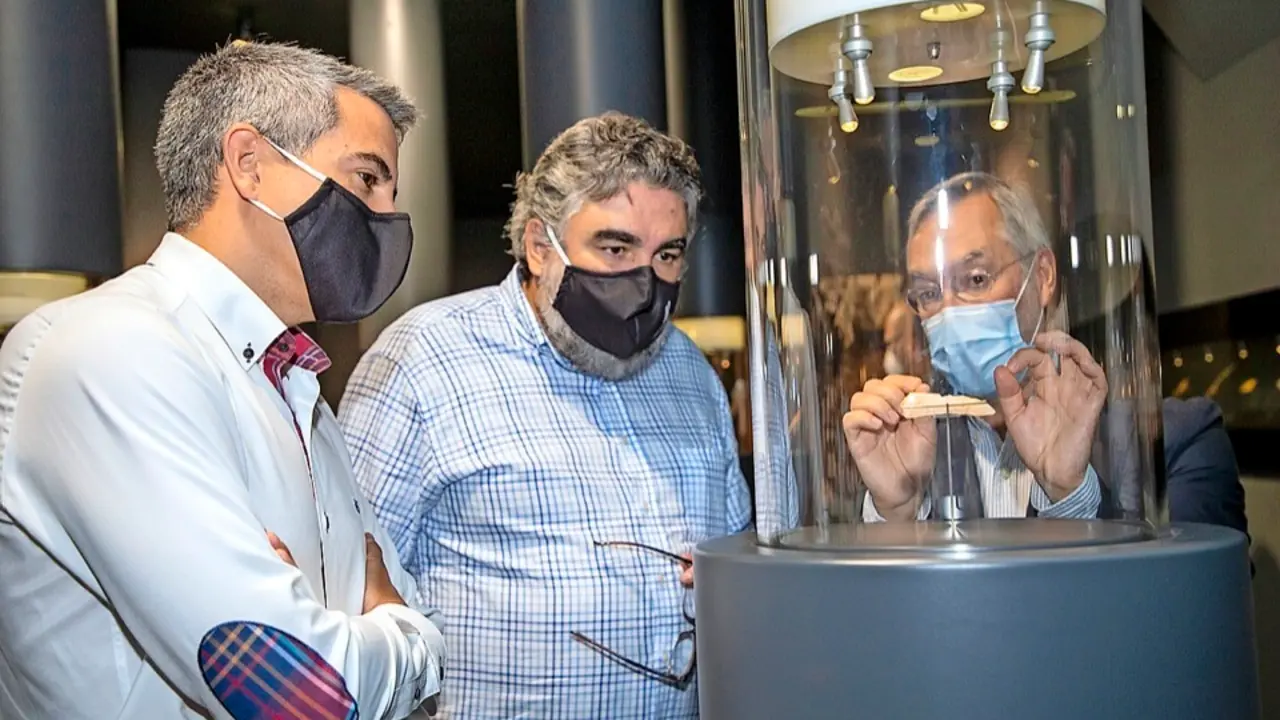 El ministro de Cultura reafirma su compromiso con el Museo de Prehistoria y Arqueolog&iacute;a de Cantabria, un proyecto &laquo;emblem&aacute;tico&raquo; para los fondos europeos. / lara revilla
