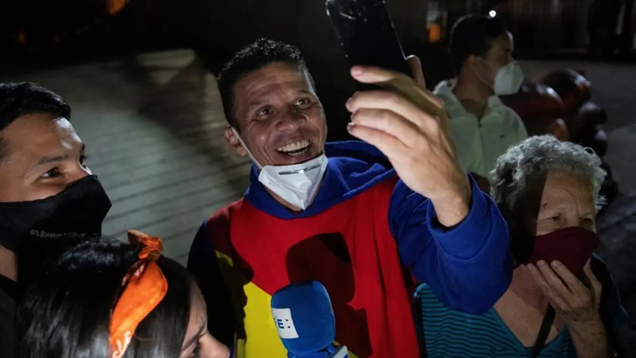El diputado Gilber Caro ofrece declaraciones tras ser liberado hoy, en una sede de las Fuerzas de Acciones Especiales de la Policia Nacional Bolivariana, en Caracas (Venezuela). Las autoridades venezolanas comenzaron a excarcelar la noche de este lunes a los presos que fueron indultados horas antes por decreto presidencial de Nicol&aacute;s Maduro, por el que 110 personas recibir&aacute;n beneficios diversos, como libertad o sobreseimiento de proceso. EFE/ Rayner Pe&ntilde;a R