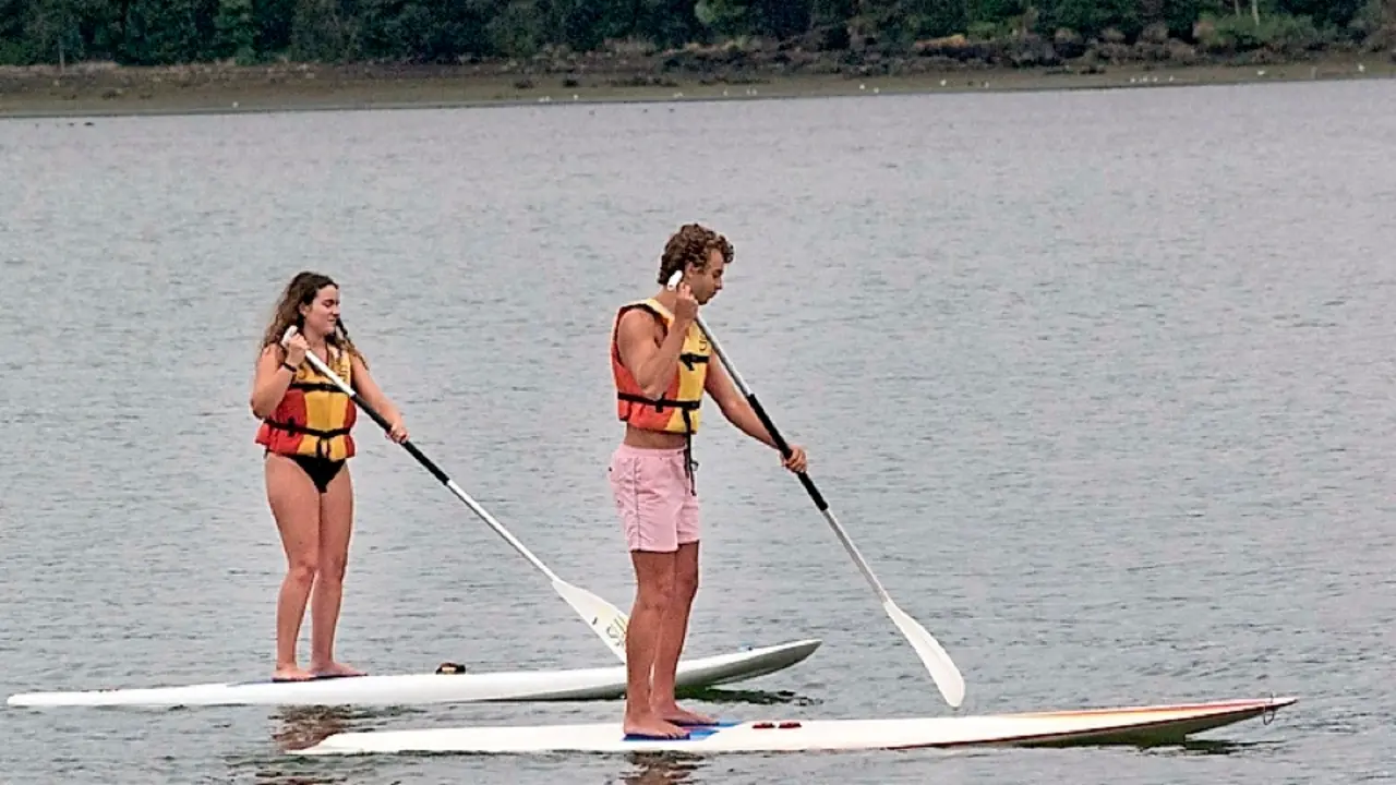 Dos j&oacute;venes disfrutan de una actividad acu&aacute;tica con tablas de paddle surf. / Alberto.G.Iba&ntilde;ez
