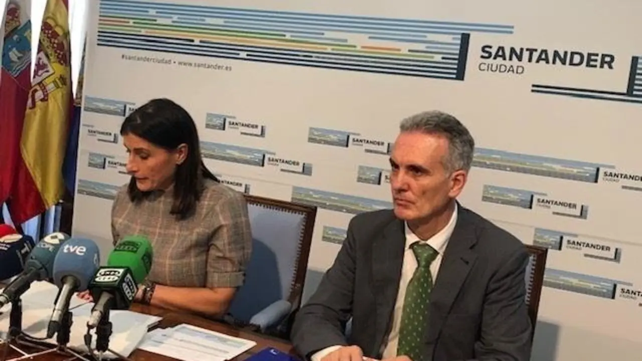La alcaldesa, Gema Igual y el concejal de Econom&iacute;a y Hacienda, V&iacute;ctor Gonz&aacute;lez-Huergo.