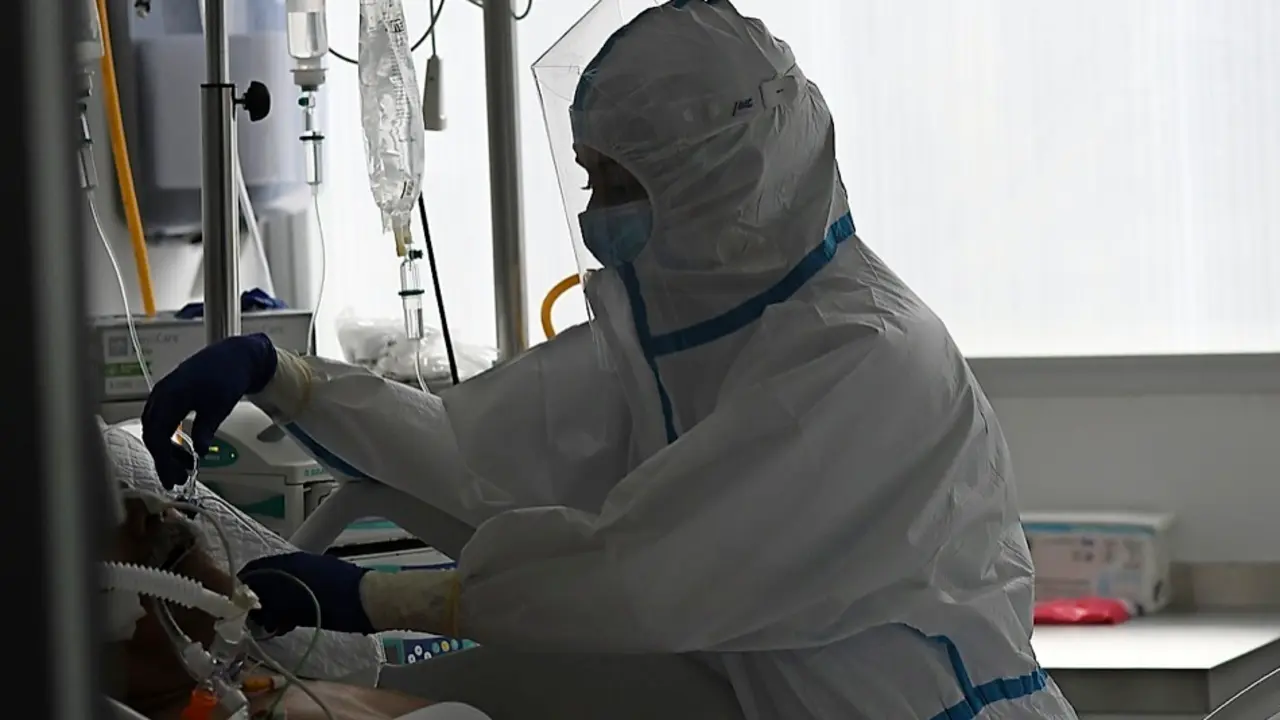 Una sanitario de la UCI atendiendo a un paciente. / CUBERO