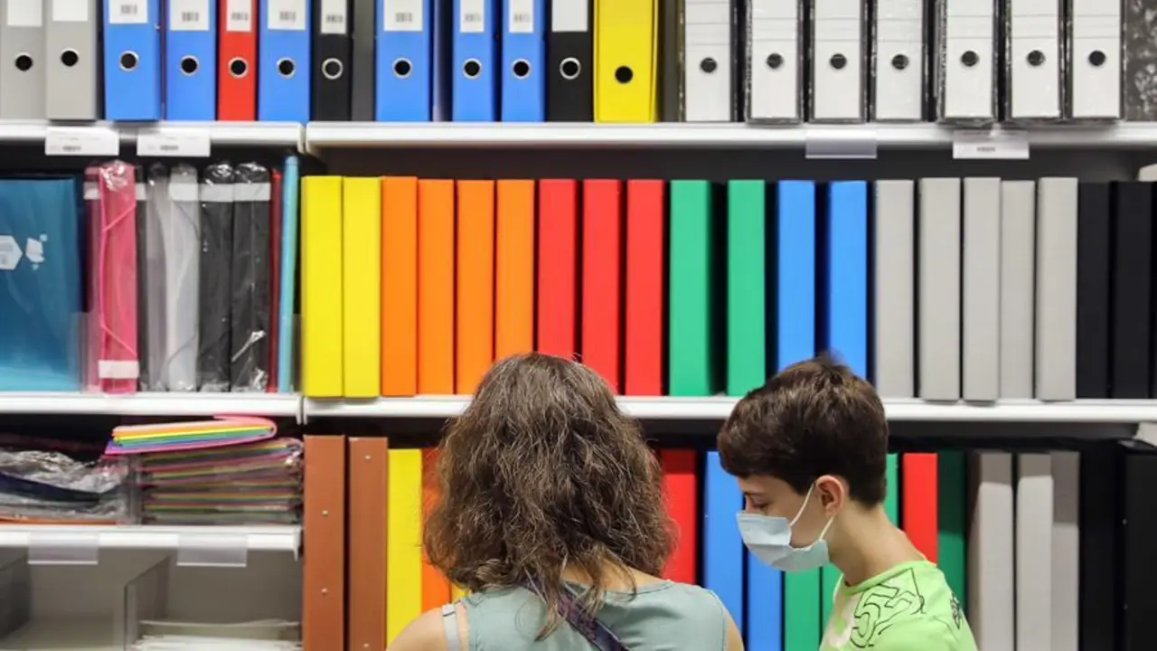 Una mujer y un ni&ntilde;o preparada consultan el precio de material escolar en una papeler&iacute;a de Val&eacute;ncia. La incertidumbre que genera la evoluci&oacute;n de la pandemia del coronavirus va a retrasar "hasta &uacute;ltima hora" el gasto habitual ante la vuelta al cole de las familias, que tendr&aacute;n que decidir si invertir en libros, material escolar y uniformes, o en ordenadores, tabletas o una buena conexi&oacute;n a internet. EFE/Ana Escobar