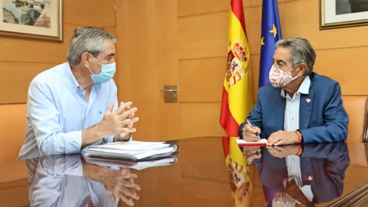 Despacho del presidente
El presidente de Cantabria, Miguel ??ngel Revilla, recibe al alcalde de Suances, Andr??s Ruiz Moya.
1 SEPTIEMBRE 2020