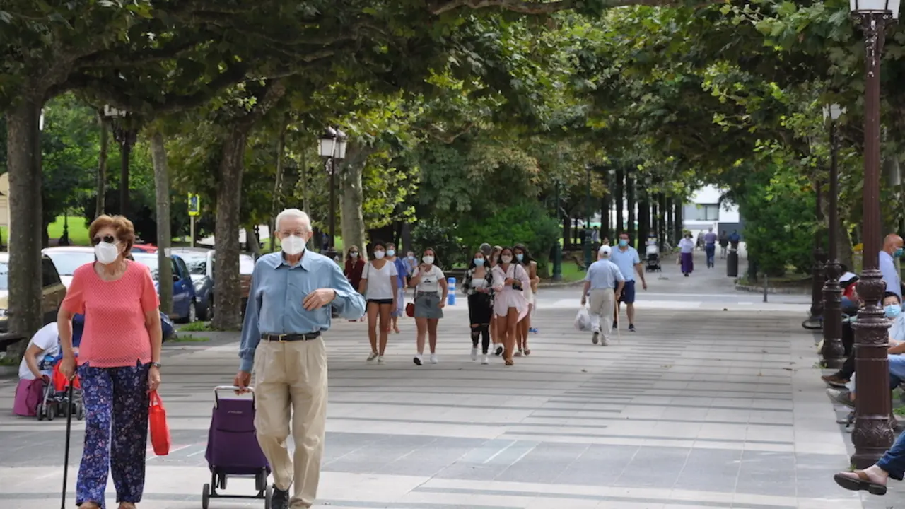 Varias personas caminan por la Avenida de Espa&ntilde;a en Torrelavega. / S.D.