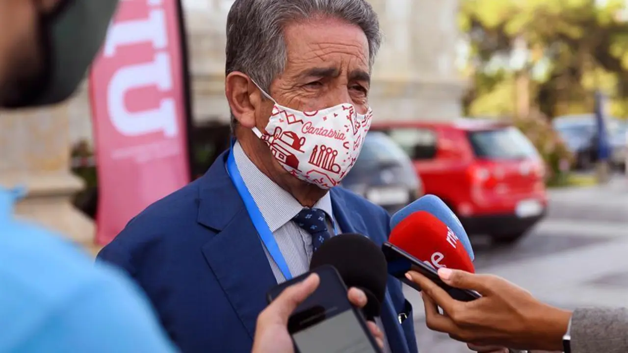 El presidente de Cantabria, Miguel &Aacute;ngel Revilla, realiza declaraciones a los medios en Santander, este mi&eacute;rcoles. Revilla espera que los rastreadores militares lleguen esta semana a Cantabria. EFE/ Pedro Puente Hoyos