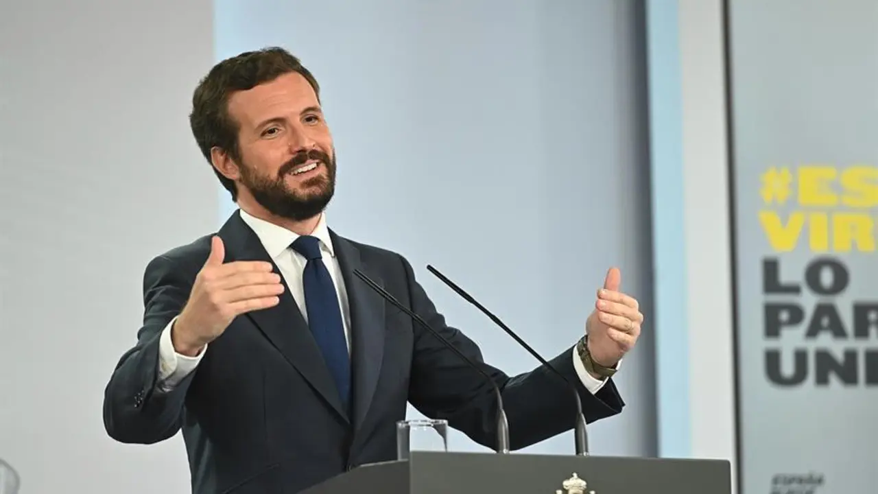 El l&iacute;der del PP, Pablo Casado durante la rueda de prensa tras su encuentro con el presidente del Gobierno, Pedro S&aacute;nchez, en La Moncloa este mi&eacute;rcoles donde ha mantenido una reuni&oacute;n que inicia una ronda de encuentros del presidente del Gobierno con las formaciones pol&iacute;ticas que medir&aacute; su disposici&oacute;n para pactar los presupuestos y otras cuestiones, como la renovaci&oacute;n de los &oacute;rganos constitucionales. EFE/Fernando Villar