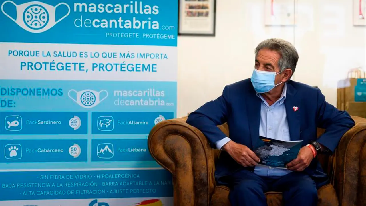 El presidente de Cantabria, Miguel &Aacute;ngel Revilla, durante su visita este jueves a la empresa C&R Tecnolog&iacute;a Cantabria, en Guarnizo. Revilla ha pedido este jueves no crear "una alarma" por la vuelta a "fase 2 estricta" en Santo&ntilde;a, porque no ha descartado que pueda ocurrir en otro municipio, y ha opinado que lo importante es que la situaci&oacute;n en los hospitales "es soportable". EFE/Pedro Puente Hoyos