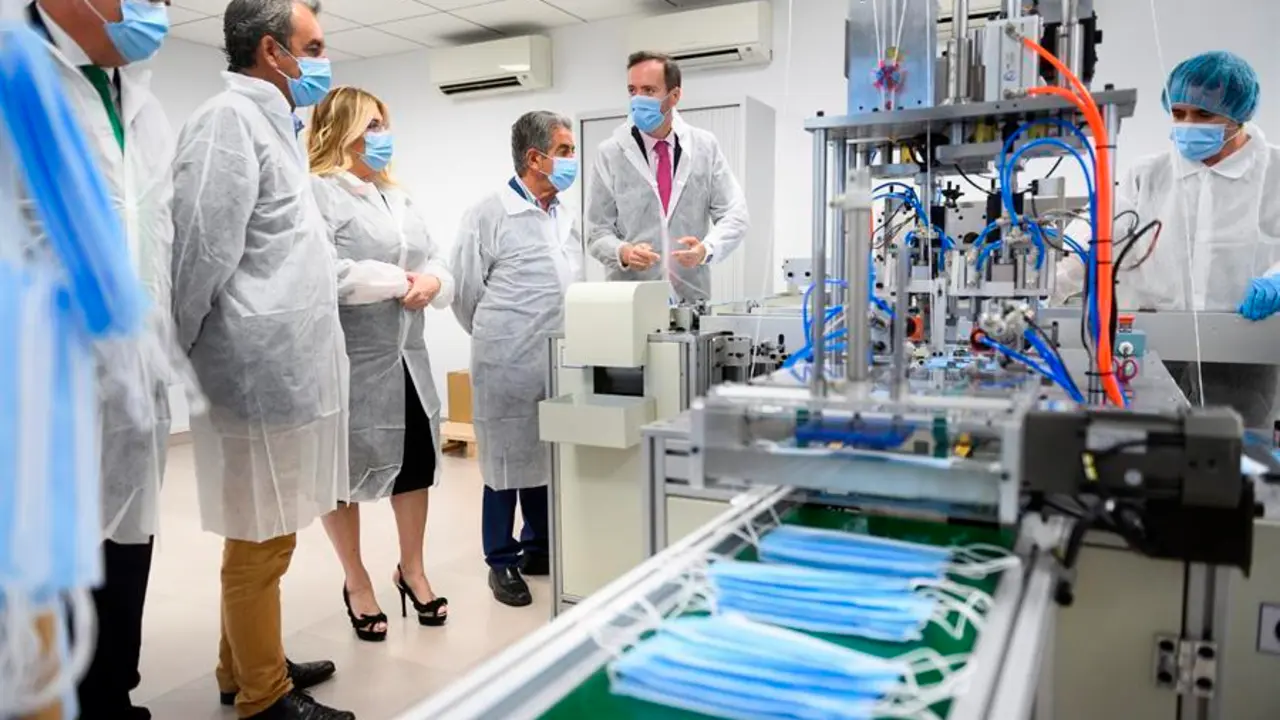 El presidente de Cantabria, Miguel &Aacute;ngel Revilla (4i), durante su visita este jueves a la empresa C&R Tecnolog&iacute;a Cantabria, en Guarnizo. Revilla ha pedido este jueves no crear "una alarma" por la vuelta a "fase 2 estricta" en Santo&ntilde;a, porque no ha descartado que pueda ocurrir en otro municipio, y ha opinado que lo importante es que la situaci&oacute;n en los hospitales "es soportable". EFE/Pedro Puente Hoyos