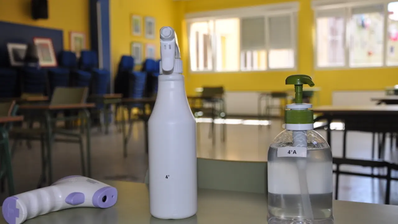 Utensilios sanitarios en un aula en el colegio Jos&eacute; Mar&iacute;a Pereda de Torrelavega. / S.D.
