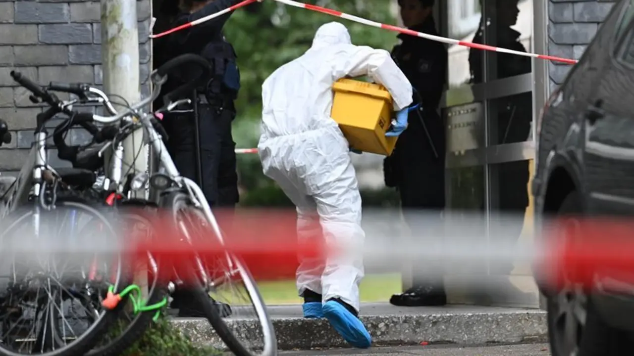 Un forense frente a un edificio de apartamentos en Solingen, Alemania, el 3 de septiembre de 2020. Seg&uacute;n los informes, se encontraron cinco ni&ntilde;os muertos de entre uno y ocho a&ntilde;os en un edificio de apartamentos. A&uacute;n se desconocen los antecedentes. Los investigadores asumen que la madre cometi&oacute; el crimen. (Alemania) EFE / EPA / SASCHA STEINBACH