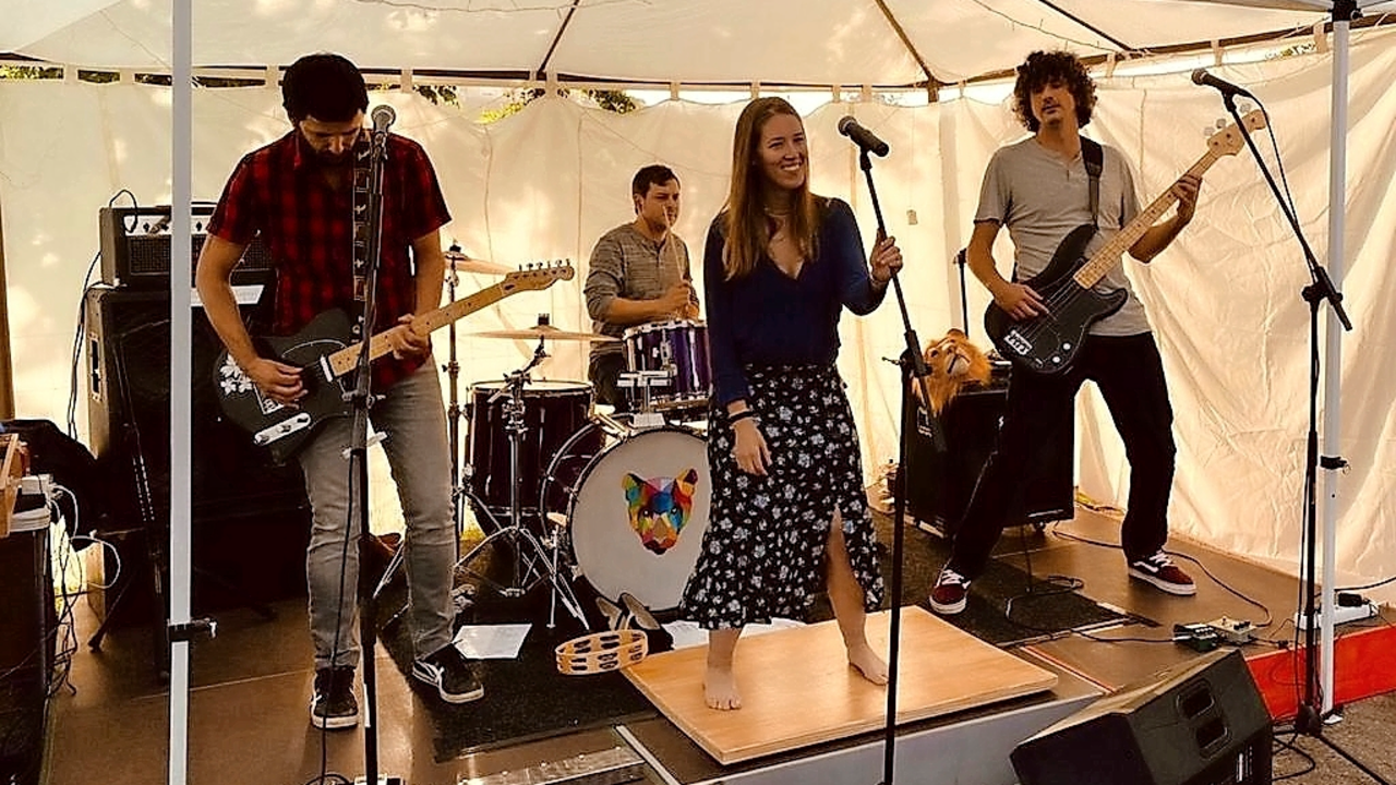 Leona, banda de Indie Rock compuesta por Esther San Rom&aacute;n (voz), Fer R. Cuadrado (bater&iacute;a), Gerar Lav&iacute;n (bajo) y To&ntilde;o Gonz&aacute;lez (guitarra). / Leona
