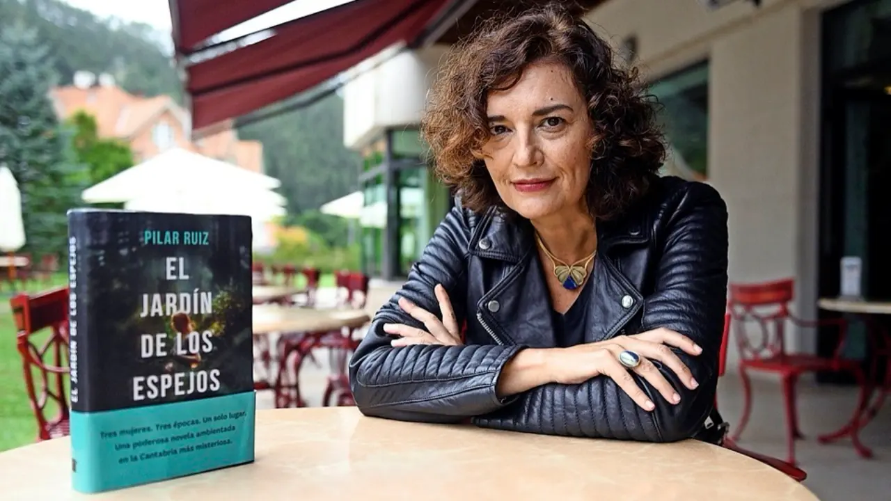 GRAF9249. PUENTE VIESGO (CANTABRIA), 03/09/2020.- La escritora Pilar Ruiz, durante la entrevista con Efe con motivo de la presentaci&oacute;n, este jueves, de su tercera novela, "El jard&iacute;n de los espejos", un relato sobre tres mujeres "creadoras", que pretende reivindicar la parte artistica de las mujeres, "siempre relegada a la esfera dom&eacute;stica, peque&ntilde;a e, incluso, invisible. EFE/Pedro Puente Hoyos