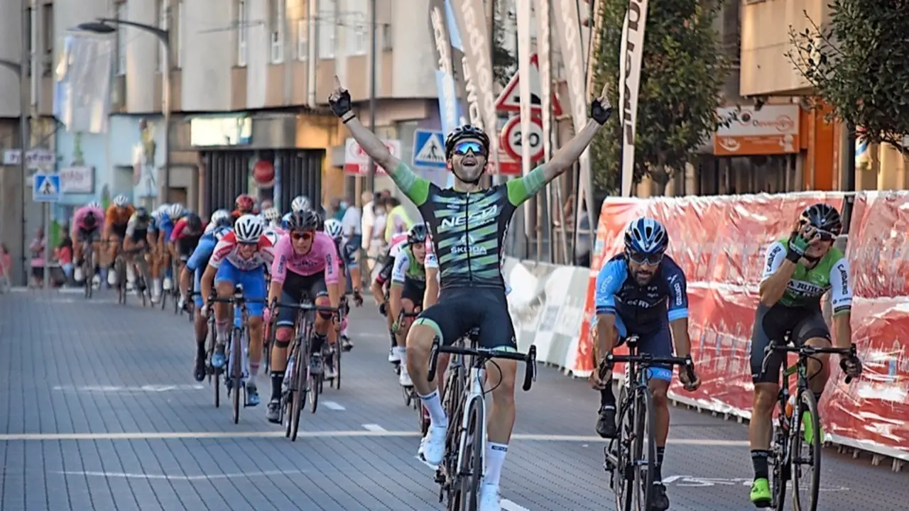 Kevin Su&aacute;rez cruzando la l&iacute;nea de meta en primera posici&oacute;n. / castillo