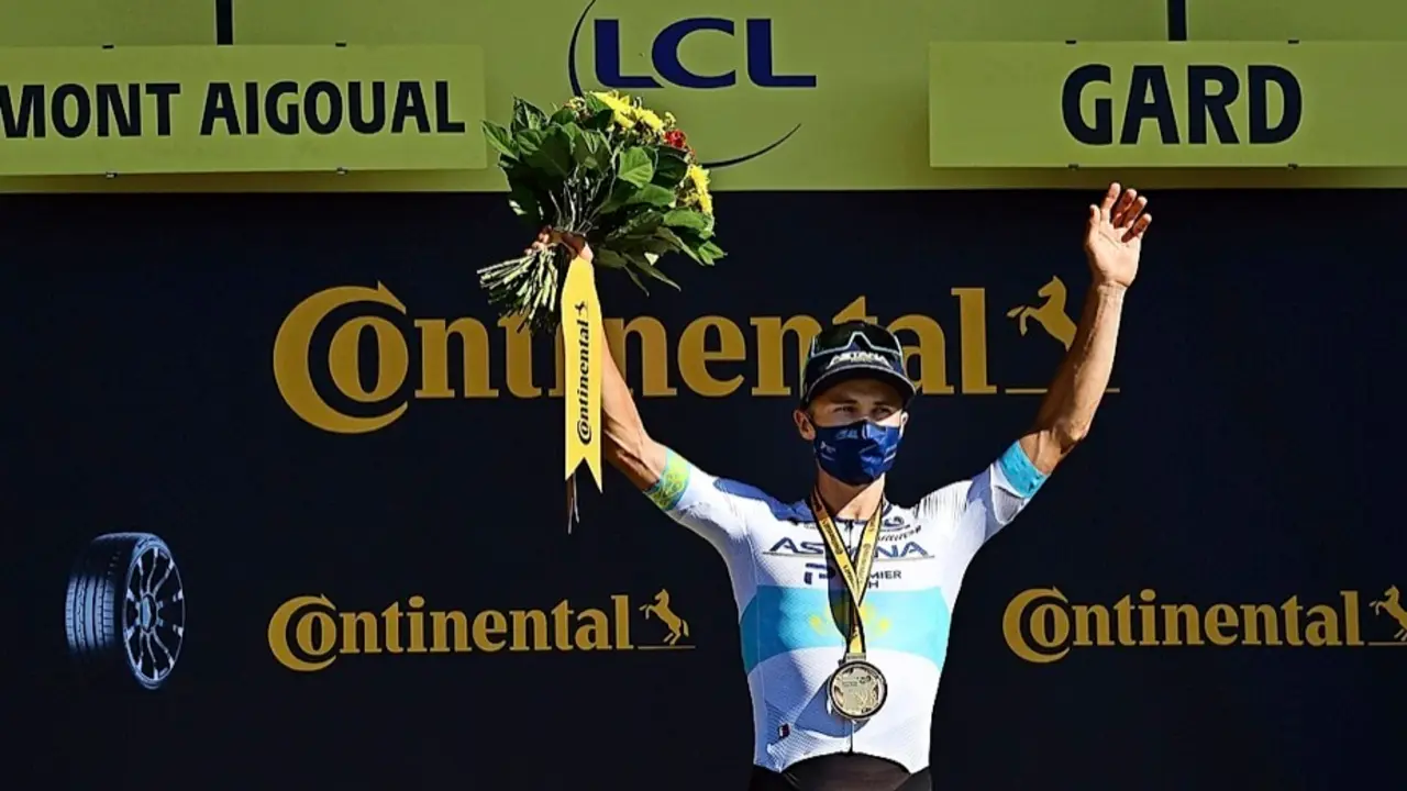 Aleksander Lutsenko (Astana) en el podio. / efe