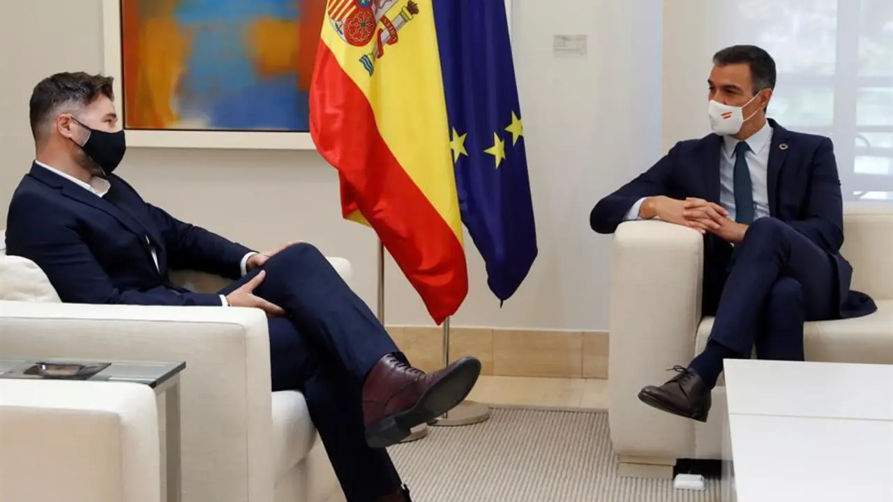 El presidente del Gobierno, Pedro S&aacute;nchez, durante su reuni&oacute;n con el portavoz de ERC, Gabriel Rufi&aacute;n (i), este jueves en el Palacio en La Moncloa. EFE/J.J. Guill&eacute;n