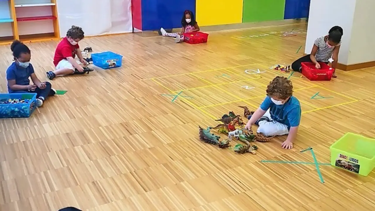 Varios ni&ntilde;os con juguetes en una instalaci&oacute;n del Ayuntamiento de Santander.