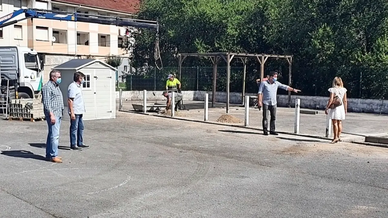 Obras en el patio de las aulas de dos a&ntilde;os en el CEIP Bajo Pas, en Arce. / ALERTA