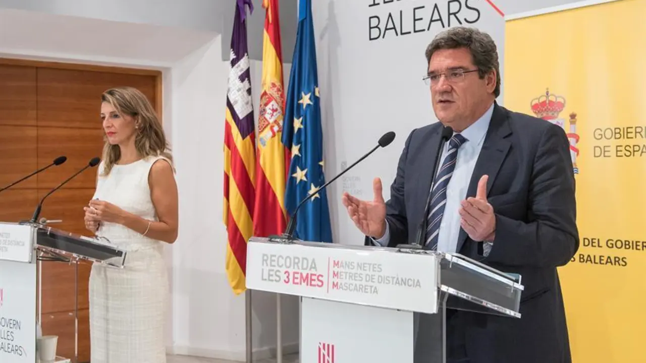 La ministra de Trabajo y Econom&iacute;a Social, Yolanda D&iacute;az (i), el ministro de Inclusi&oacute;n, Seguridad Social y Migraciones, Jos&eacute; Luis Escriv&aacute; (d) durante la rueda de prensa tras participar en la Mesa de la Comisi&oacute;n de Seguimiento Tripartita Laboral la que se debate la prolongaci&oacute;n de los ERTE, entre otros temas, y que se ha celebrado este viernes en Palma de Mallorca. EFE/ Atienza