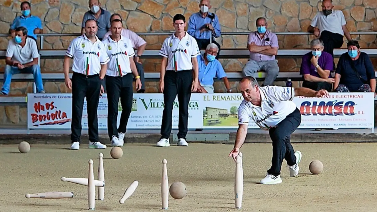 Benito Fern&aacute;ndez, birlando ante la mirada de sus compa&ntilde;eros Alfonso D&iacute;az, David Penagos y Jairo Arozamena.