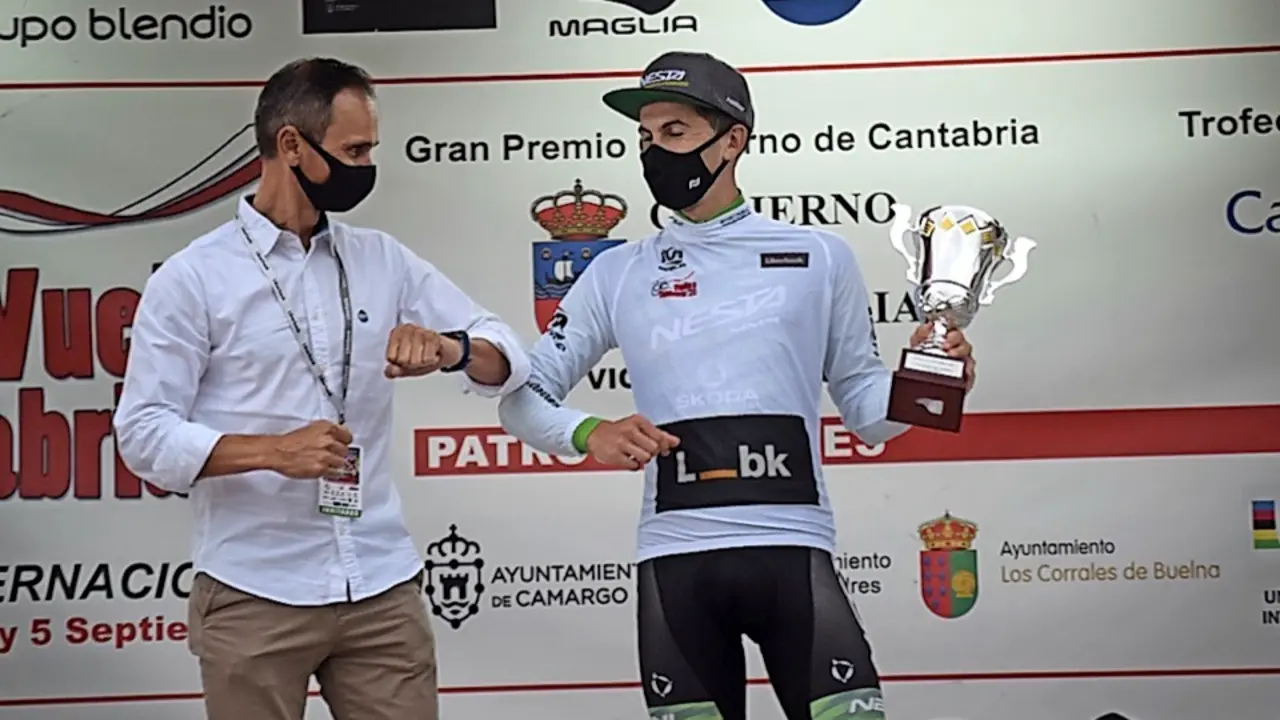 Kevin Su&aacute;rez, primer c&aacute;ntabro en la general, recibe la felicitaci&oacute;n del Concejal de Deportes. / Castillo