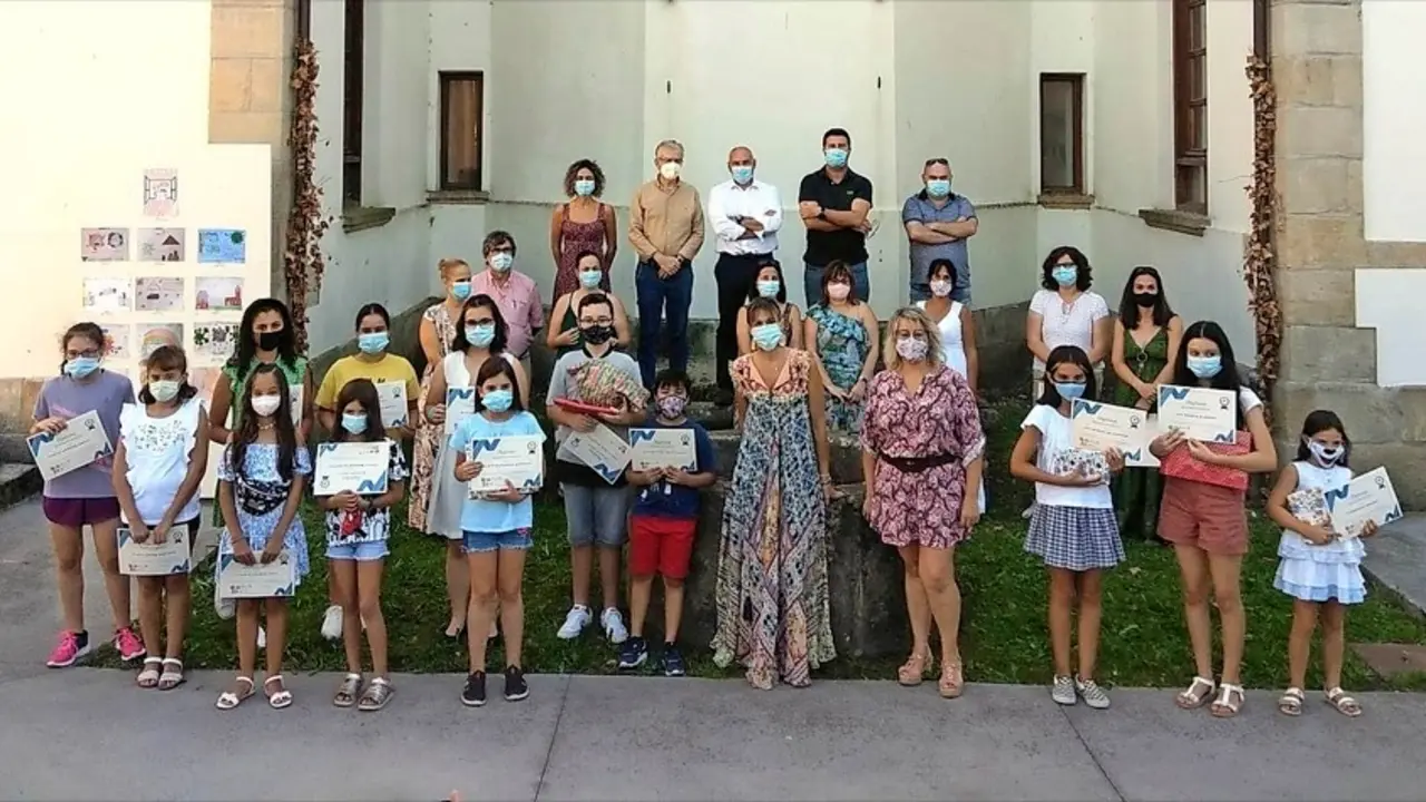 Foto de familia de los ganadores y ganadoras en las distintas categor&iacute;as./ alerta