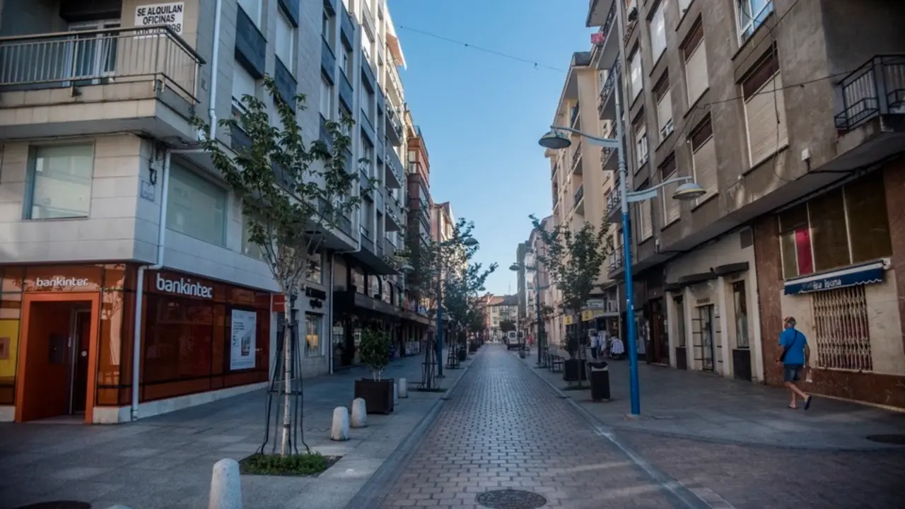 Vista del centro de la localidad de Santo&ntilde;a semivac&iacute;a. / TONO REGUERA